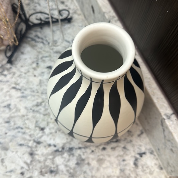 Patterned ceramic vase - Picture 2 of 3